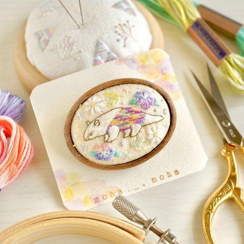 カラフルアリクイとビオラの手刺繍木枠ブローチ