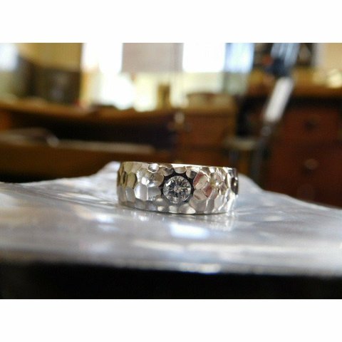 婚約指輪(エンゲージリング)×プラチナ(pt900)鍛造　ダイヤモンド 0.2ct　ダイヤを深い槌目で囲んだ幅広い平甲丸リング