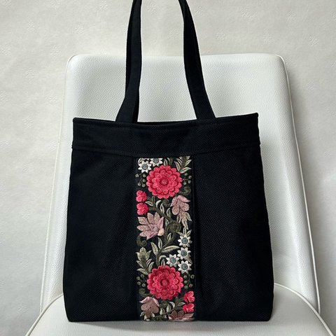 赤花インド刺繍のふっくらトートバッグ