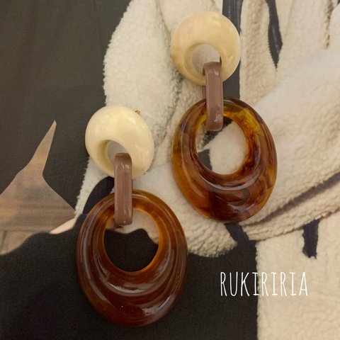 RUKIRIRIA #430 アイボリー×べっこうチェーンピアス  大ぶりピアス 大ぶりイヤリング 