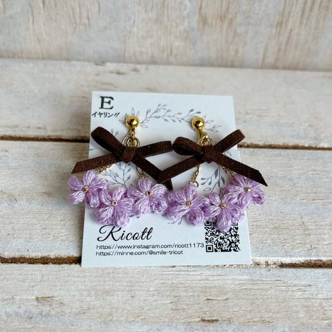 お花とリボンのピアス/イヤリング④　紫×茶　刺繍糸アクセサリー　きれいめ　おでかけ　大人可愛い　パーティ