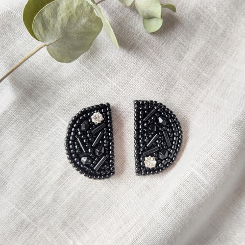 ビーズ刺繍 ハーフムーンの耳飾り