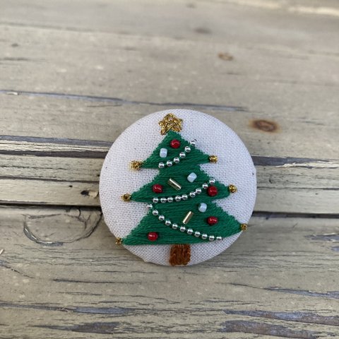 クリスマスツリーの刺繍くるみボタンのブローチ