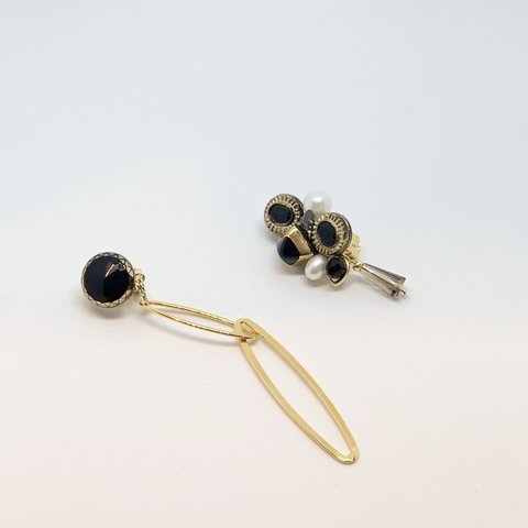 black×gold ヴィンテージボタン　アシンメトリー  イヤリング／ピアス　