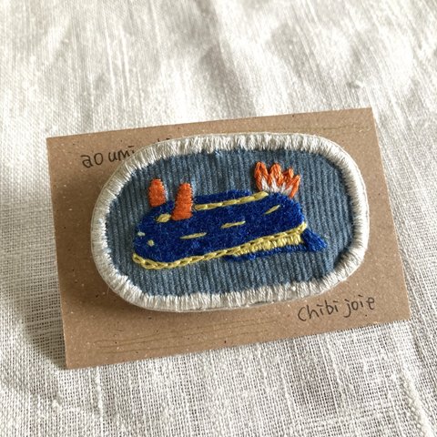 ウミウシの刺繍ブローチ　ブルー