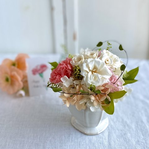 母の日ギフトに♡コーラルピンクのカーネーションと平咲きの白いバラ＊プリザーブドフラワーアレンジメント