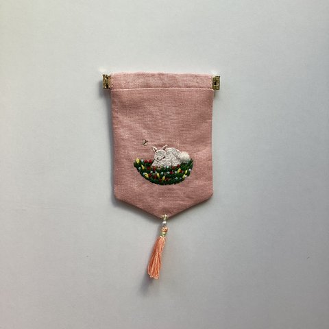 タッセル付き　手刺繍10センチバネポーチ　野原でお昼寝