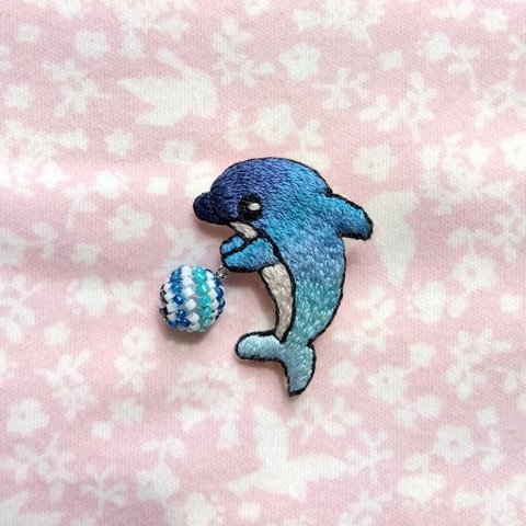 イルカの刺繍ブローチ　ビーズボール