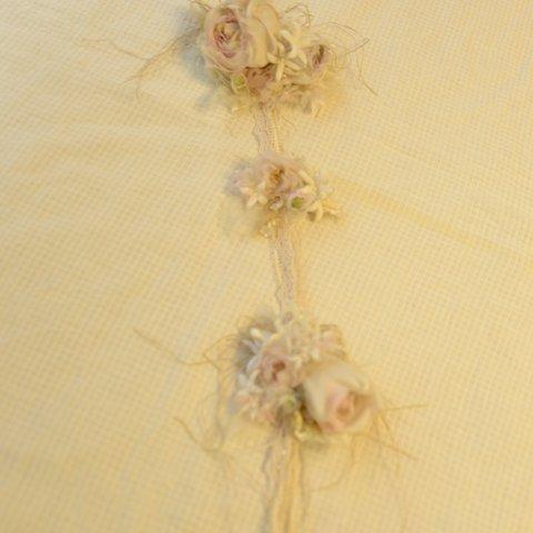 白いシルクの布で作った大中小のバラと小花のつるしバラ 19-9