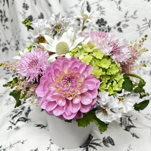 母の日2024 お花の到着日は日は５月４日５日限定です。　ご注文の締切は４月３０日‼️母の日フラワー　花材お任せアレンジ　フレッシュなお花をお母さまや感謝を伝えたい方へお届けします。