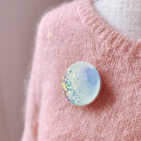 -Pastel iridescent resin big brooch- ラウンド型レジンの虹色ブローチ