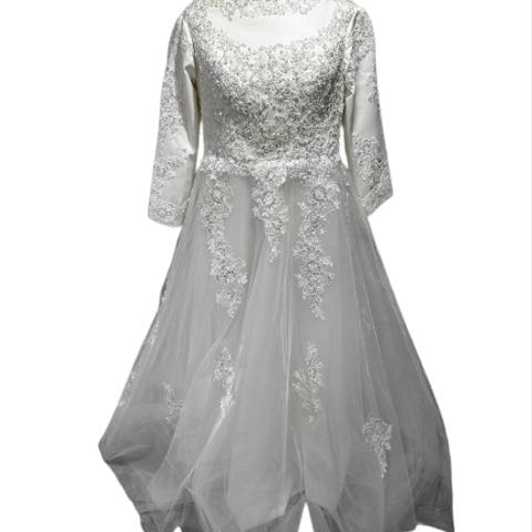 ウエディングドレス 七分袖丈  キラキラ光る刺繍  チュールスカート くるみボタン  ブライダル