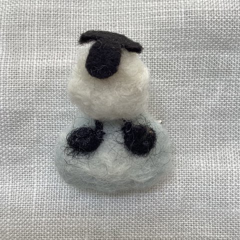 小さな羊の羊毛フェルトのブローチ🐑