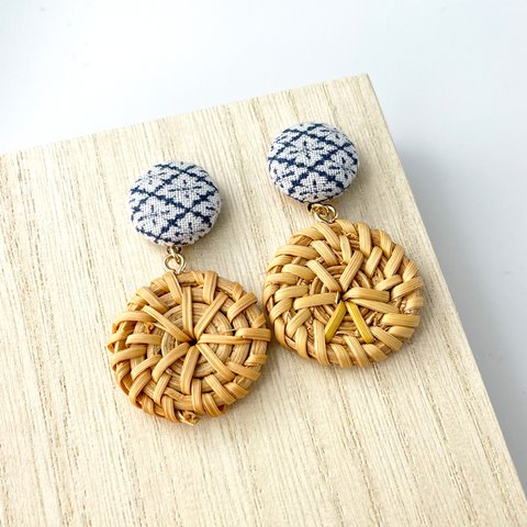 手染め pierced earrings 釦+　花菱 籐茶