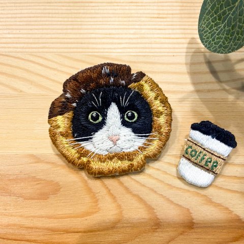 sold out猫のパン祭り　ハチワレ　オールドファッション　ミニブローチ付き　刺繍ブローチ