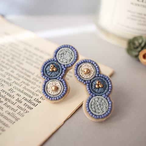 ビーズ刺繍𓍯小さな3circle刺繍ピアス