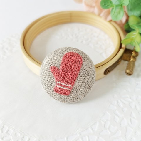 sale【 ブローチ 】刺繍 くるみボタン　手袋 ( 3.8cm )