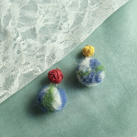 丸い羊毛フェルトと水引玉のイヤリング(青)