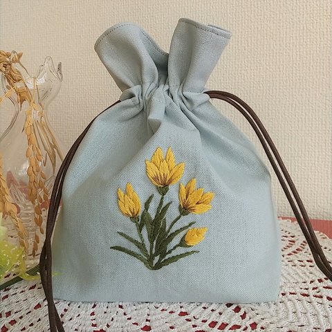 手縫い刺繡入り巾着ポーチ　クロッカス