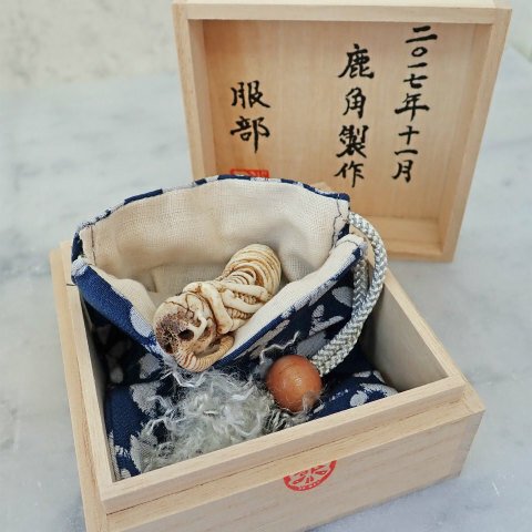 在銘 髑髏作家服部 蛹髑髏根付【蛹化髑髏】 巾着+共箱 野晒 髑髏 骷髅 骸骨 skull netsuke スカル 根付