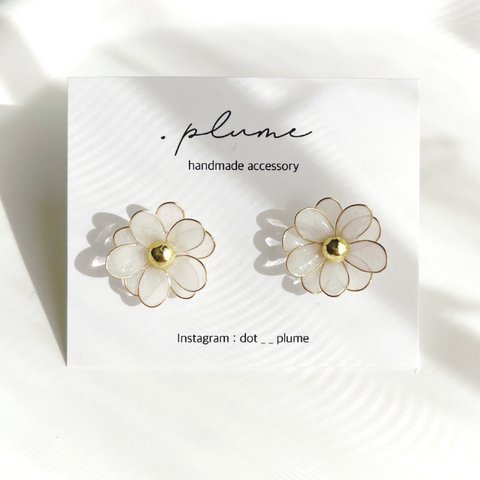 『La fleur blanche 』ピアス/イヤリング　フラワー　白　春ピアス　ディップアート