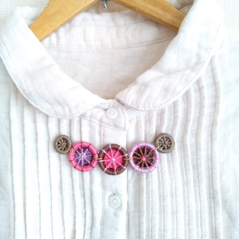 ネックレスみたいなマグネットブローチ　ピンク×紫×茶　糸ボタン