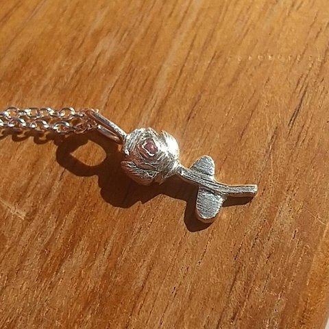 宝石質AAAピンクサファイア銀の手彫りの薔薇ネックレス