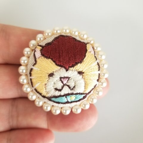 モフモフ赤茶⭐リーゼント猫のほっこり手刺繍ブローチ★スワロフスキーパール