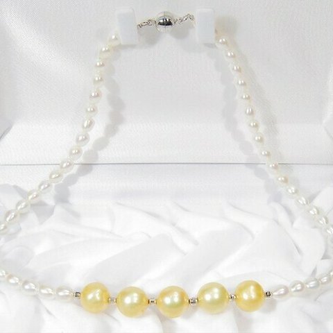 10、5.5mm本真珠（淡水）のネックレス（43cm、マグネット、SV925製ミラーボール、ホワイト、イエロー）