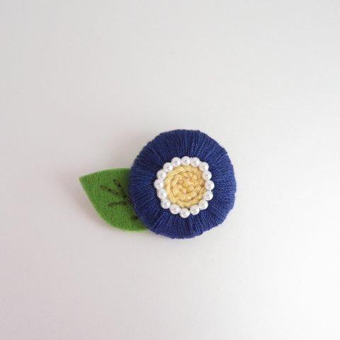 北欧お花の刺繍ブローチ　紺色