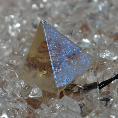 オルゴナイト （2.0cmピラミッド型）【水晶】ブルーパール
