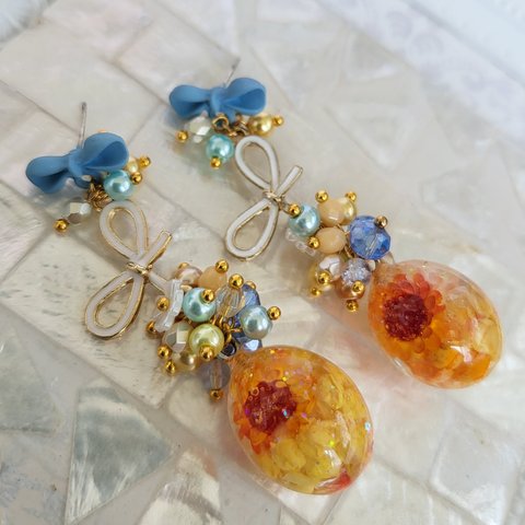 鮮やかな小さな向日葵閉じ込めレジンのSUMMERピアス🌻🌊💙