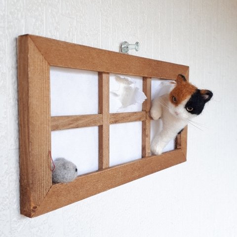 羊毛フェルトの猫に狙われるねずみの壁飾り
