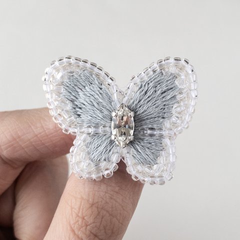 くすみブルー蝶々ブローチ🦋ビーズ刺繍アクセサリー