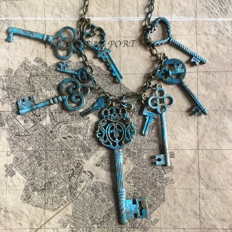 古びた鍵束のネックレス 