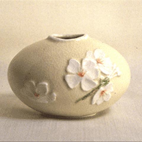 桜浮彫花瓶【丸ー白】