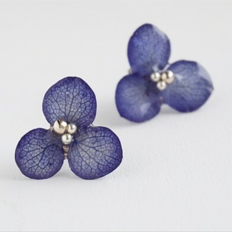 3枚花弁＿紫陽花ピアス/イヤリング＿ハナノメグミ（青）受注生産