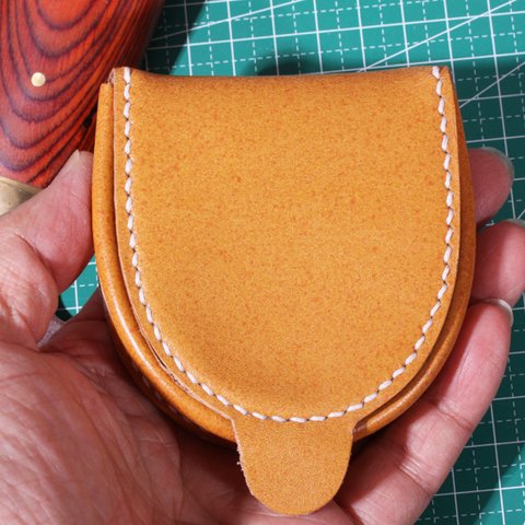 新デザインhandmade★レザー牛革　馬蹄型小銭入れ★浅い茶色系＆手縫い手作り　コンパクト