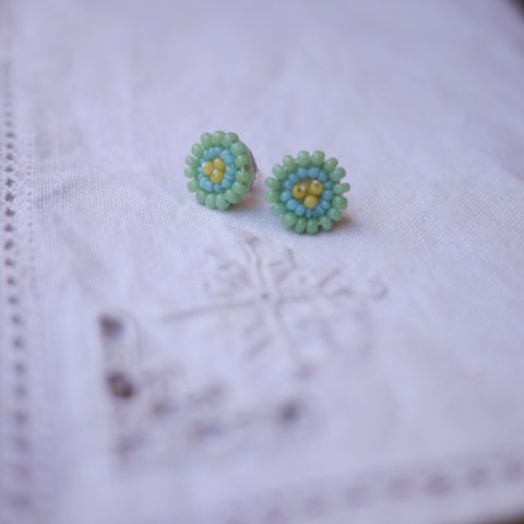 【刺繍】ミルクガラス色のつぶつぶピアス