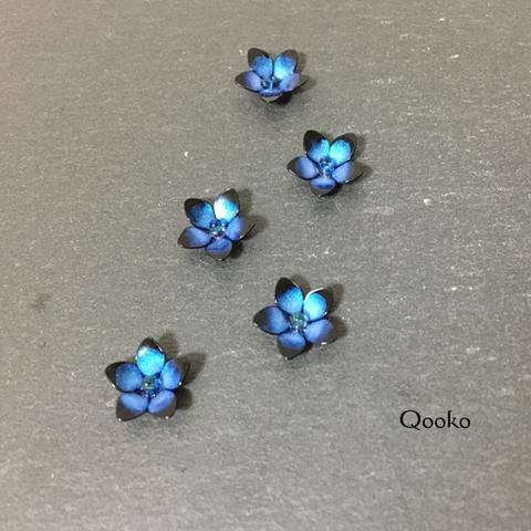 月夜の青い花