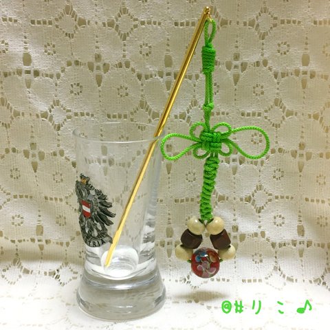 ⛩蜻蛉玉･ウッドビーズの吉祥結びの簪①(黄緑×赤)⛩
