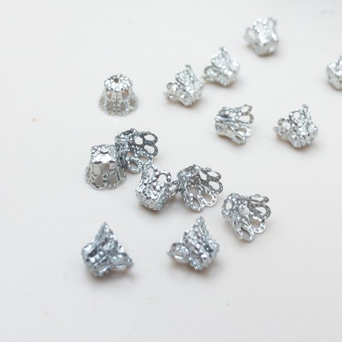 ＊30個入り＊ 花座 6x4.5mm アイアン製 シルバーカラー ビーズキャップ フラワーキャップ 銀色 bc044