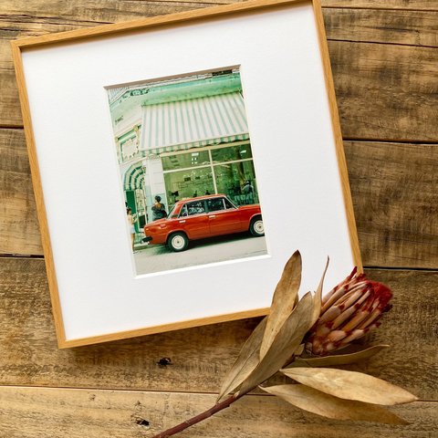 インテリアフォト【Cuba】 ストライプのレトロなカフェと赤い車