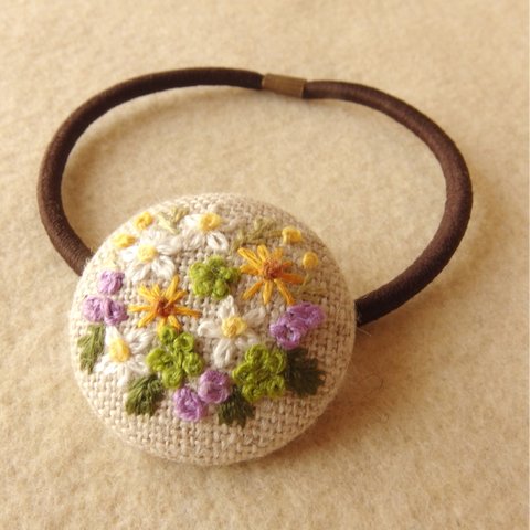 小花のブーケ刺繍 くるみボタンヘアゴム