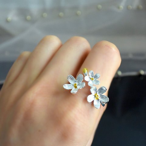 大輪が咲き誇る、春の花のフォークリング シルバー