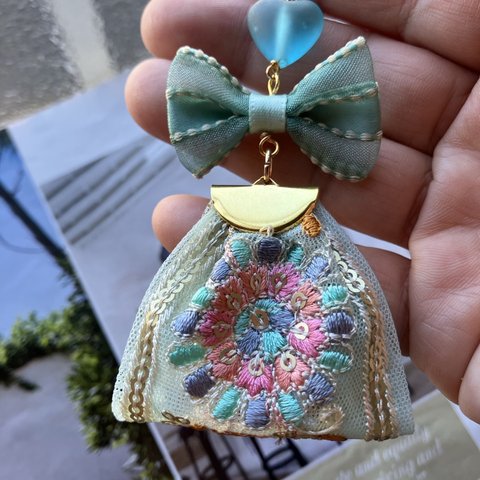 アイスグリーンのインド刺繍が綺麗なブルー系チャーム②