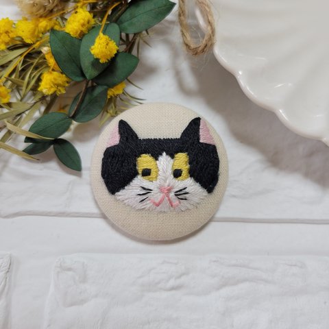 ハチワレ猫のブローチ刺繍 白黒