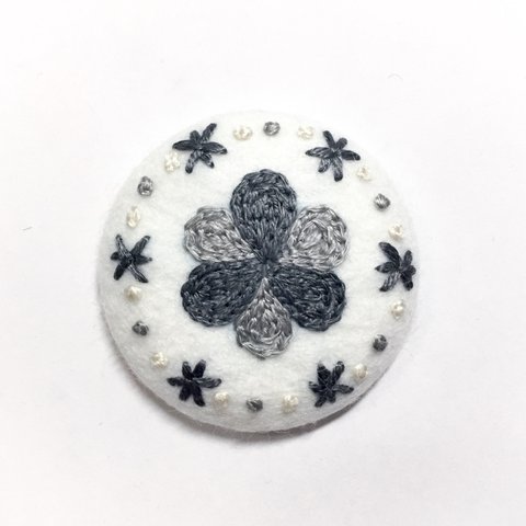 冬色刺繍ブローチ(グレー)