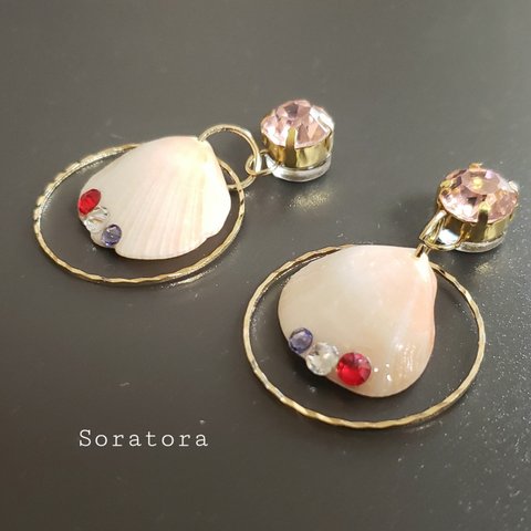 ○貝殻とサークルのピンクシールピアス　貼るピアス　樹脂ピアス