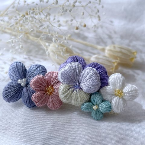 お花が並んだ♪立体刺繍ブローチ